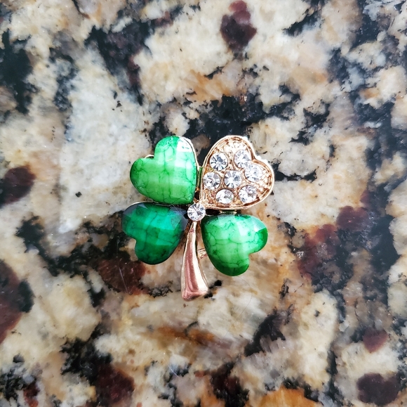 Jewelry - 🍀dainty Four leave clover rhinestone brootch